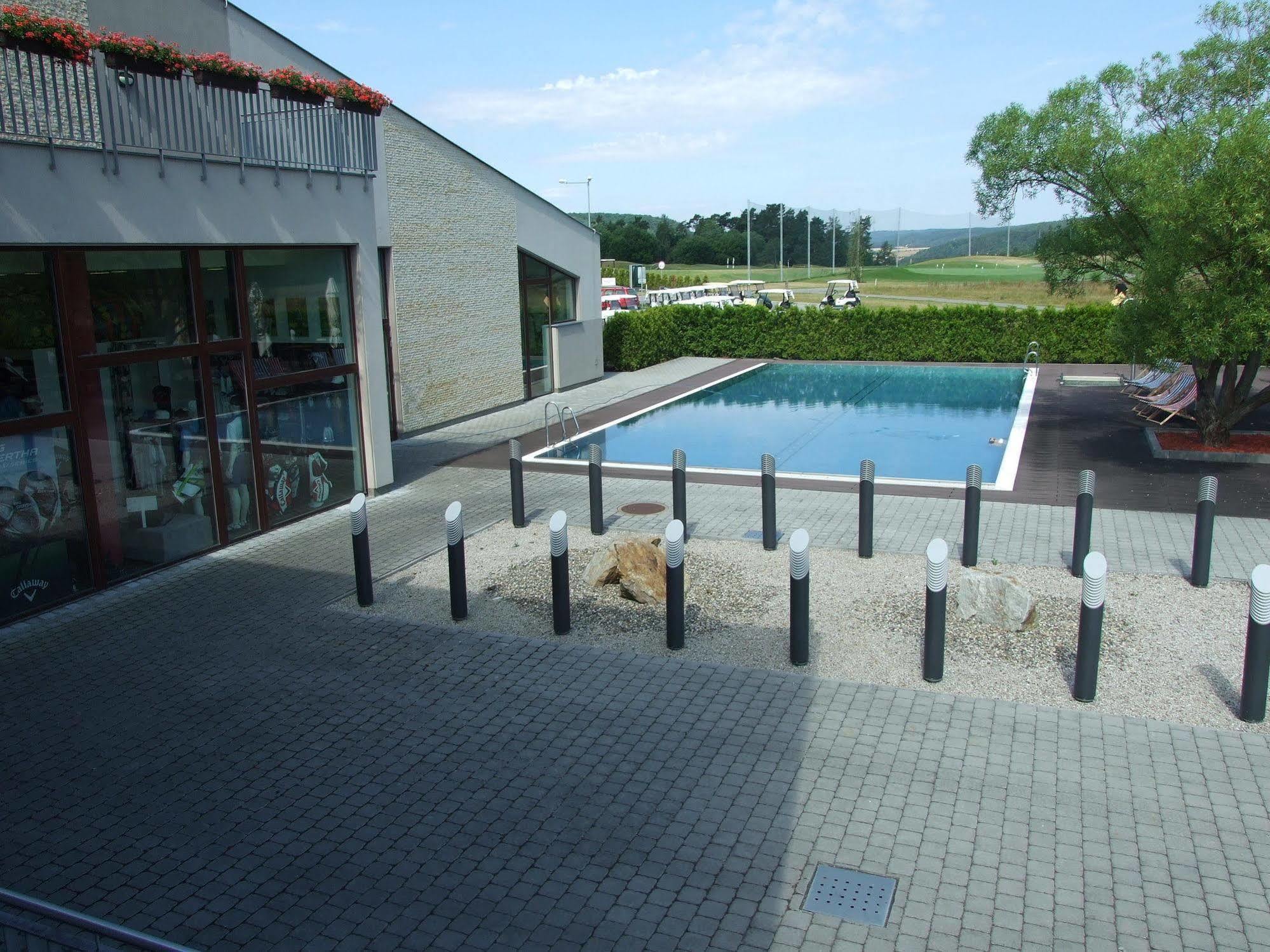 Hotel Beroun Golf Club Esterno foto